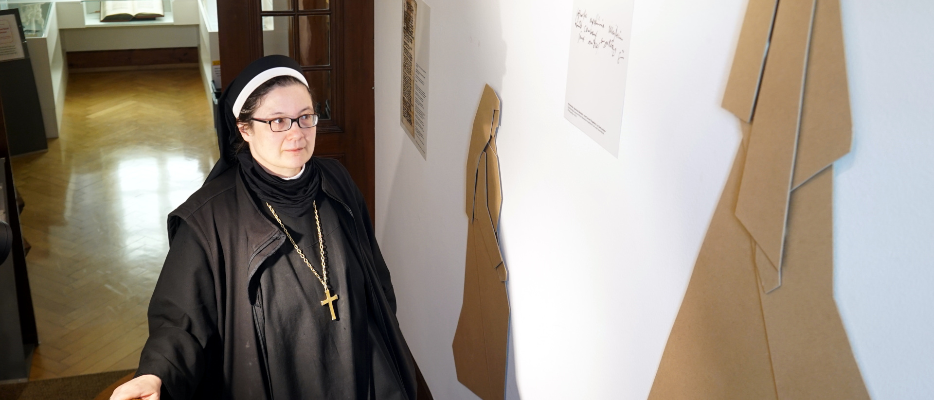 Soeur Rut-Maria Buschor, prieure du couvent de Sarnen, à l'exposition "Ein Kloster im Gepäck" | © Vera Rüttimann