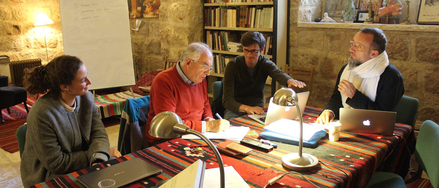 Séance de supervision autour de la Lettre d'information avec le Frère Jean-Jacques Pérennès (pull rouge), directeur de l'Ebaf et à droite le Frère Olivier-Thomas Venard, directeur du projet | © BEST