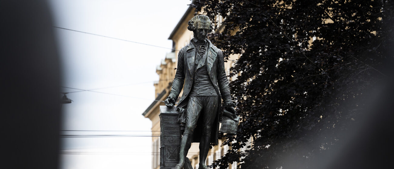 Le Collectif pour la mémoire a lancé une pétition à Neuchâtel pour retirer la statue de David de Pury, considéré comme un esclavagiste | © KEYSTONE/Leandre Duggan