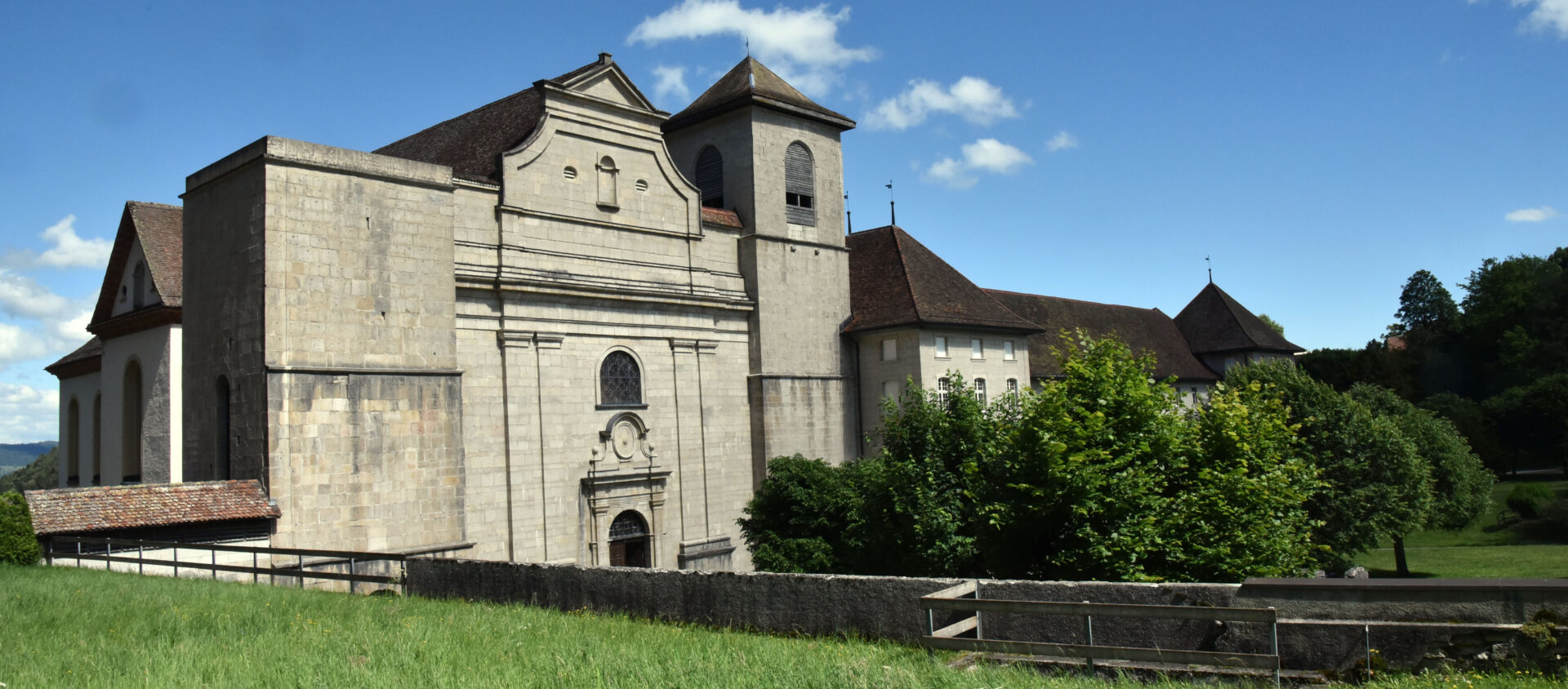 L'abbaye de Bellelay, avec l'église au premier plan | © Raphaël Zbinden