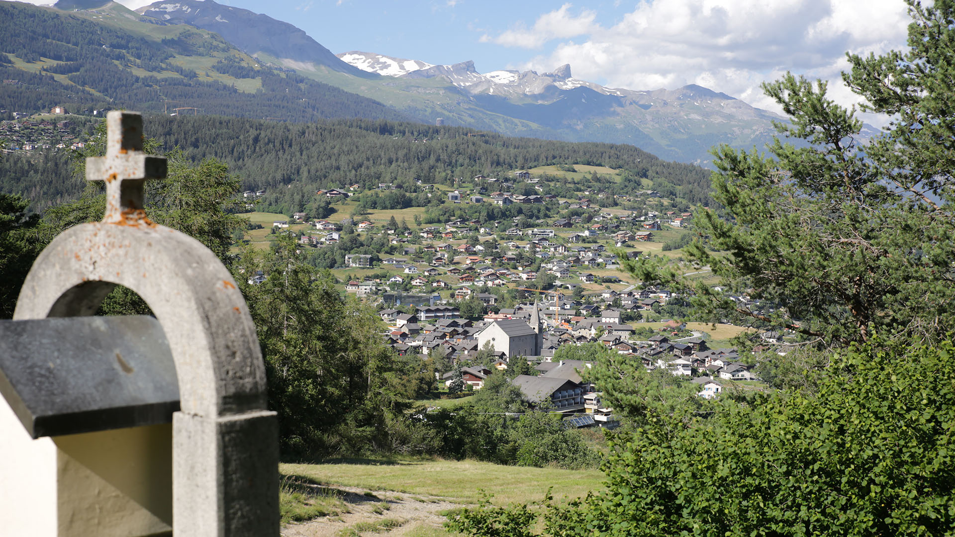 La première station du chemin de croix regarde Lens | © Bernard Hallet