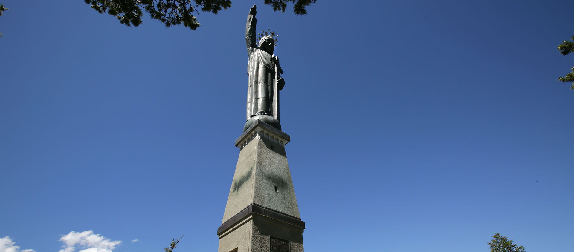 Situé à 1271 mètres d'altitude le Christ-Roi domine la vallée du rhône | © Bernard Hallet