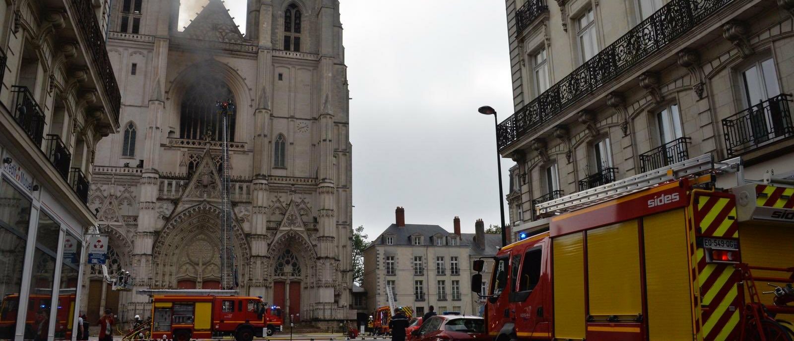 Les sapeurs pompiers ont pu circonscrire le feu dans la cathédrale de Nantes (Twitter Johanna Rolland)