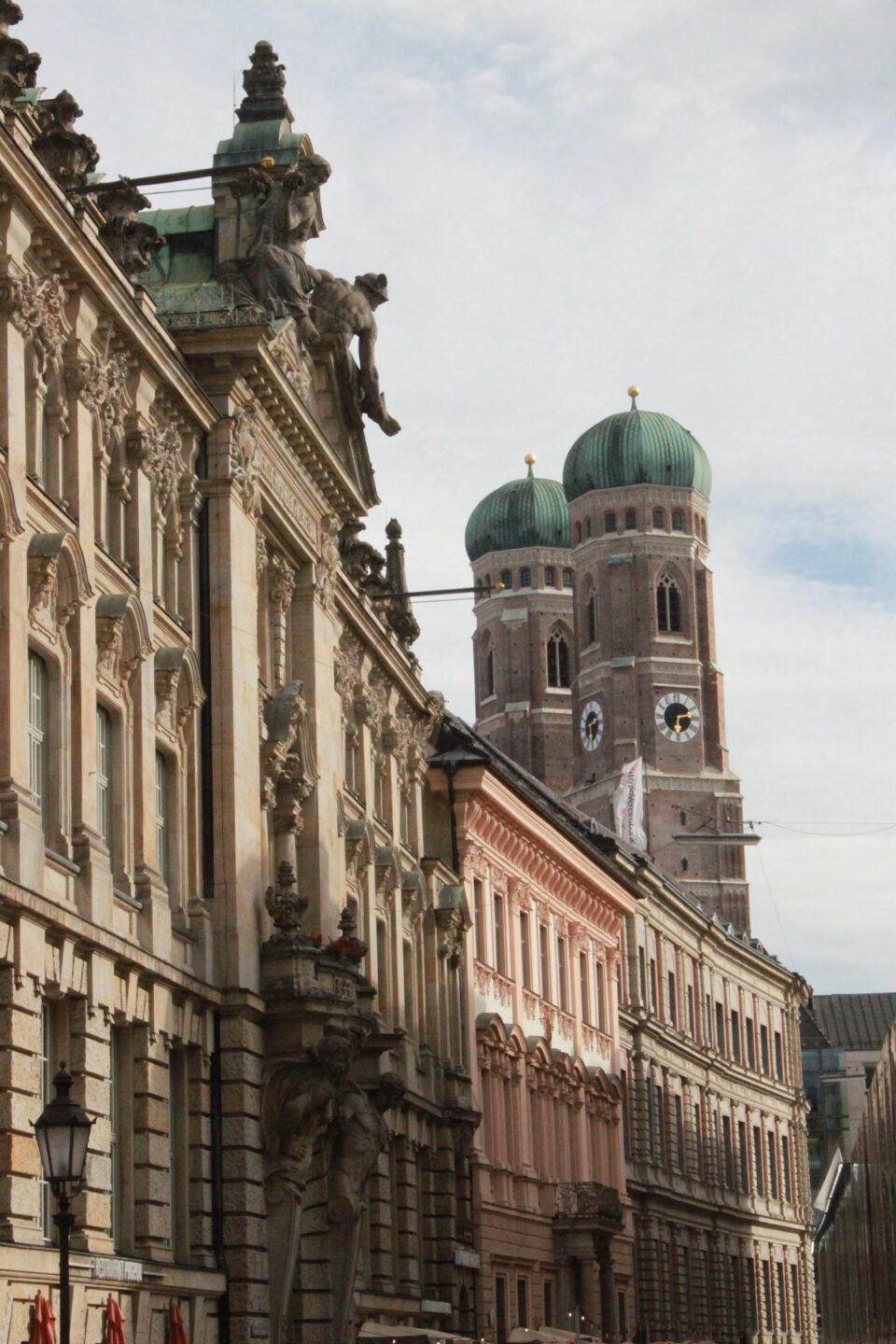 Vue sur la Frauenkirche de Munich, au cœur de la zone piétonne © Bernard Litzler