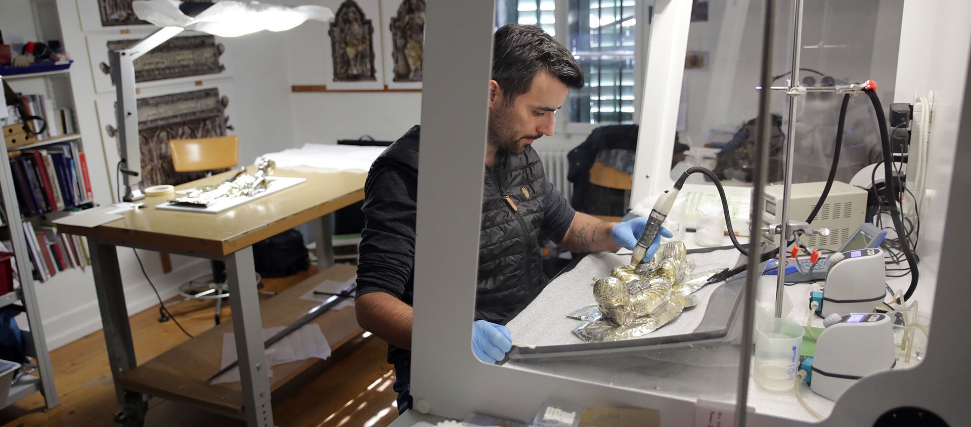 Romain Jeanneret nettoie les pièces d'orfèvrerie qui ornent la Grande châsse | © Bernard Hallet