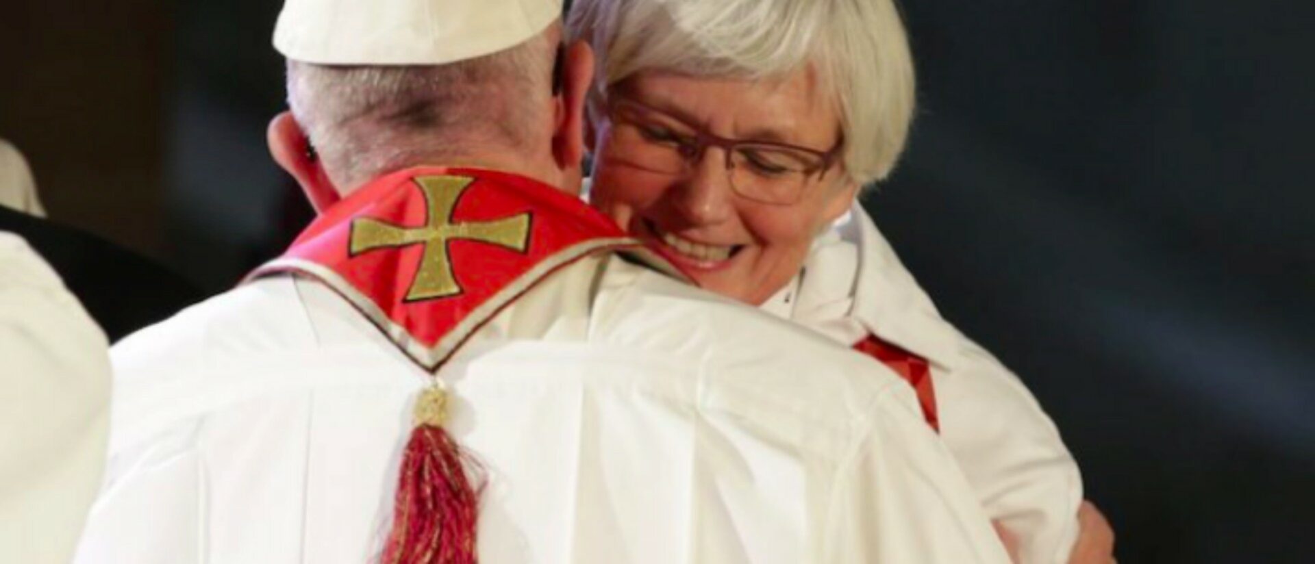 L'archevêque d'Uppsala Antje Jackelén saluée par le pape François | capture d'écran