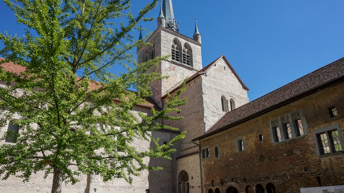 Outre l'eglise, il ne subsiste de l'abbaye que la salle capitulaire, à droite | © Maurice Page 