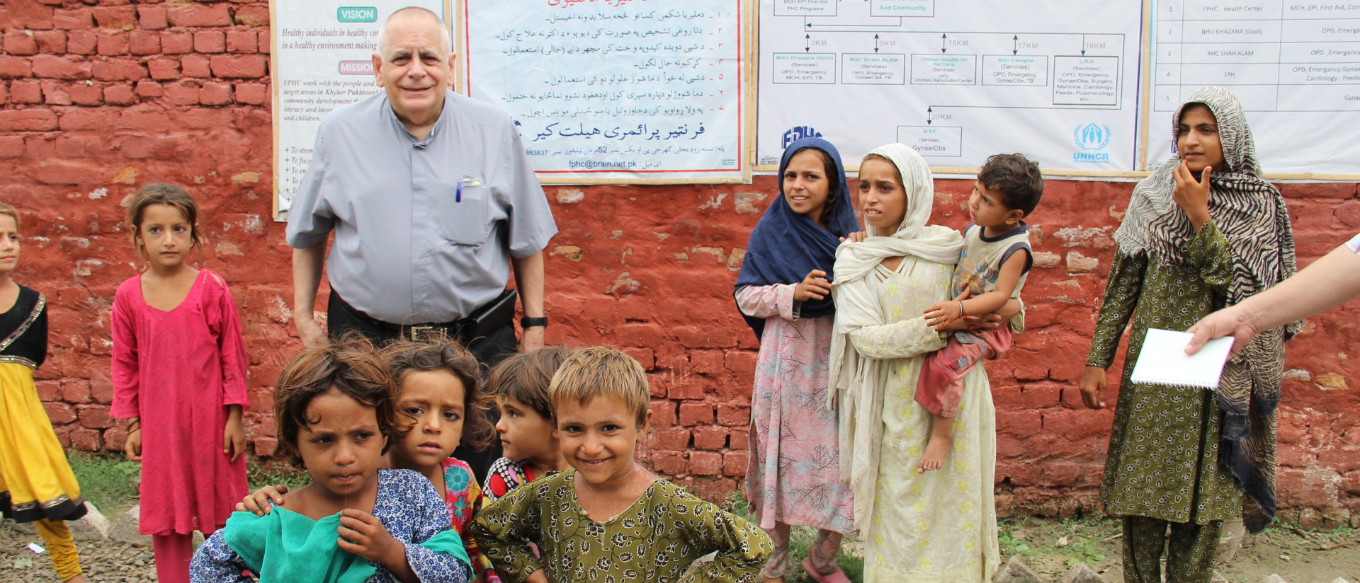 Mgr Robert Vitillo en visite dans un centre d'aide, au Pakistan, en 2017 | © DR