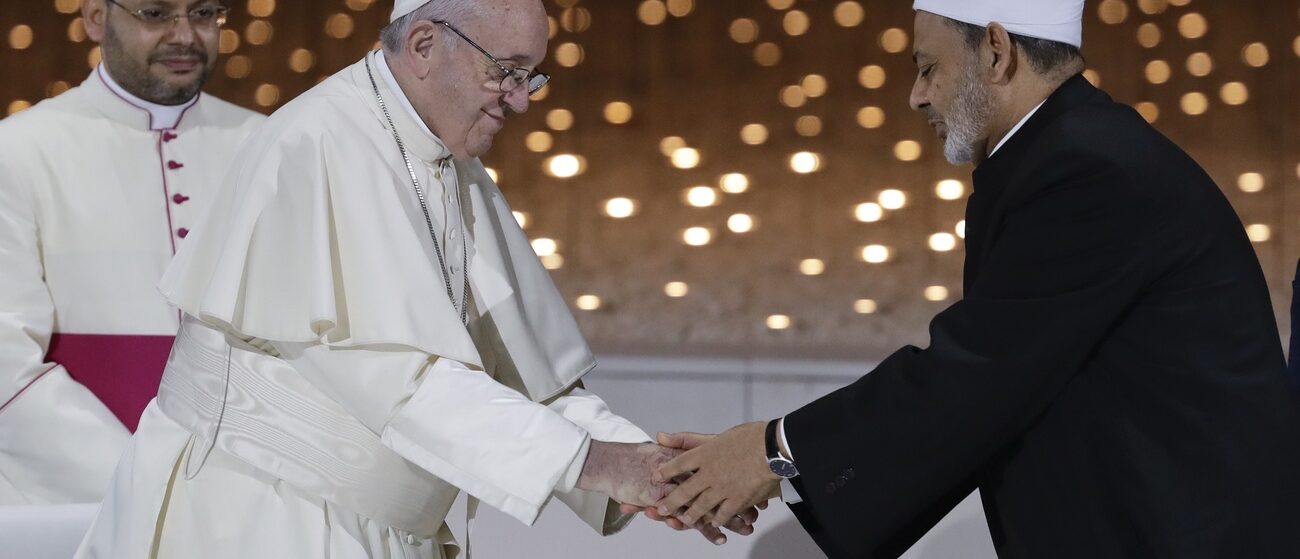 Le pape François pourrait développer le Document sur la fraternité humaine, signé avec le Cheikh Al-Tayyeb, à Abu Dhabi | © AP Photo/Andrew Medichini/Keystone