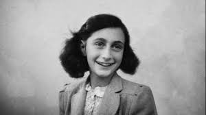 Ann Frank, née le 12 juin 1929 à Francfort-sur-le-Main en Allemagne, sous la République de Weimar, et morte en février ou mars 1945 à Bergen-Belsen en Allemagne nazie, est surtout connue pour avoir écrit un journal intime | © Anne Frank House