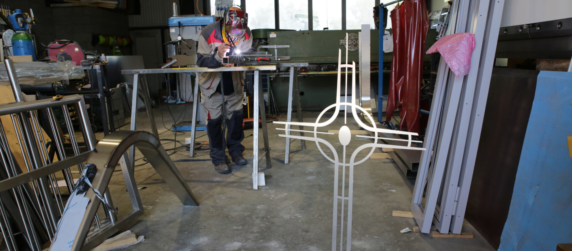 Une maquette de la croix, actuellement en cours d'assemblage, donne un aperçu de celle qui sera héliportée au sommet du Grammont | © Bernard Hallet