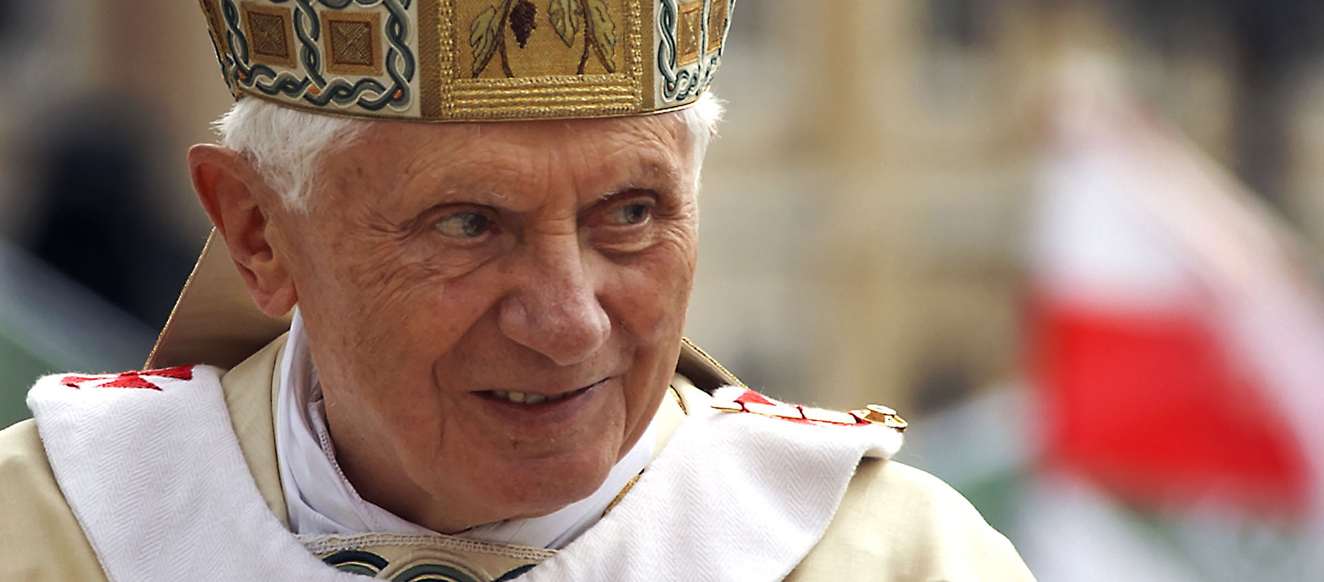 Benoît XVI saluant les fidèles place Saint-Pierre, à l'occasion de la béatification de Jean Paul II, en 2011 | © Flickr/Jeffrey Bruno/CC BY-NC-ND 2.0
