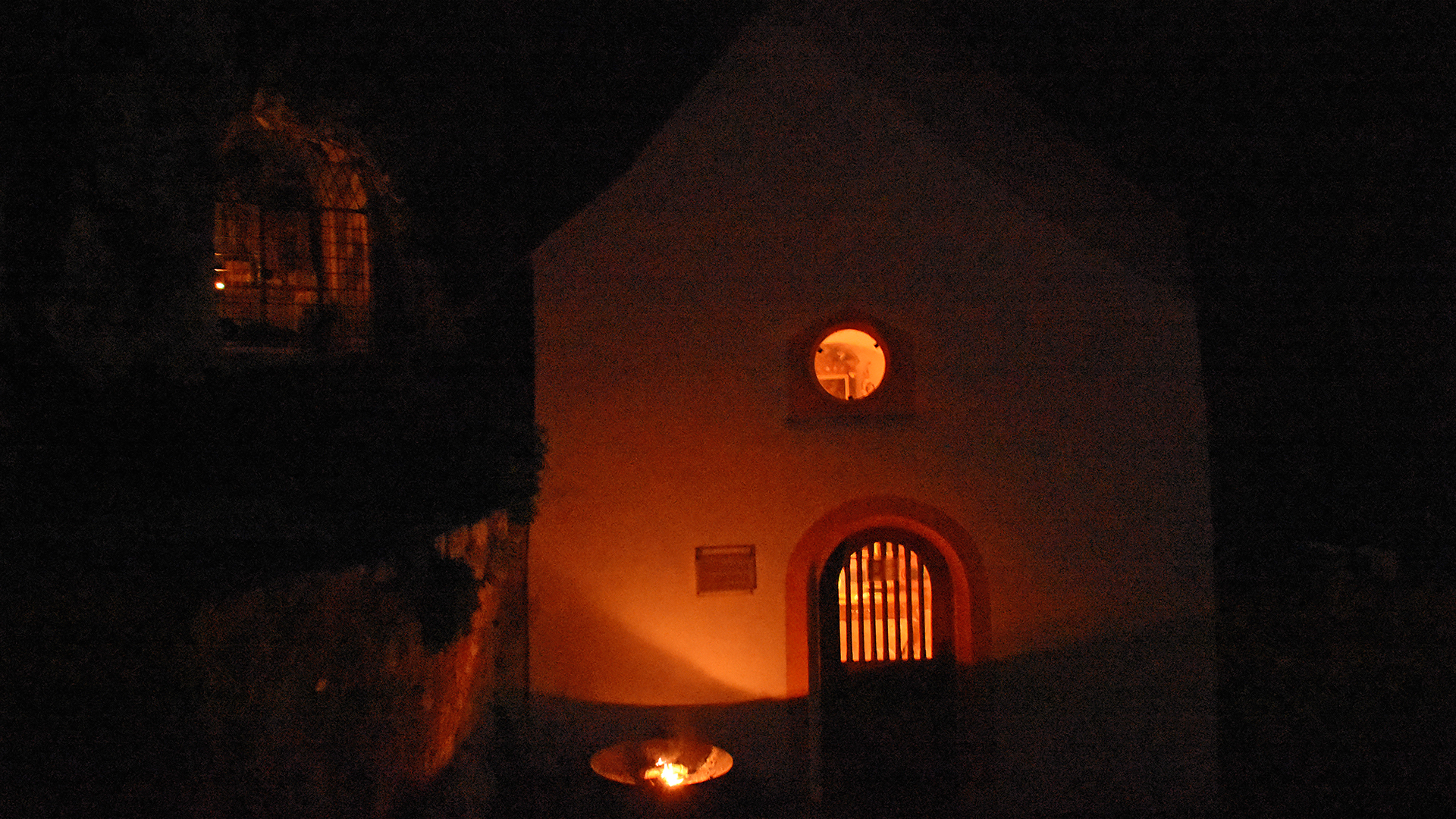 La chapelle de l'ermitage de St-Ursanne et la grotte (à g.) | © Grégory Roth