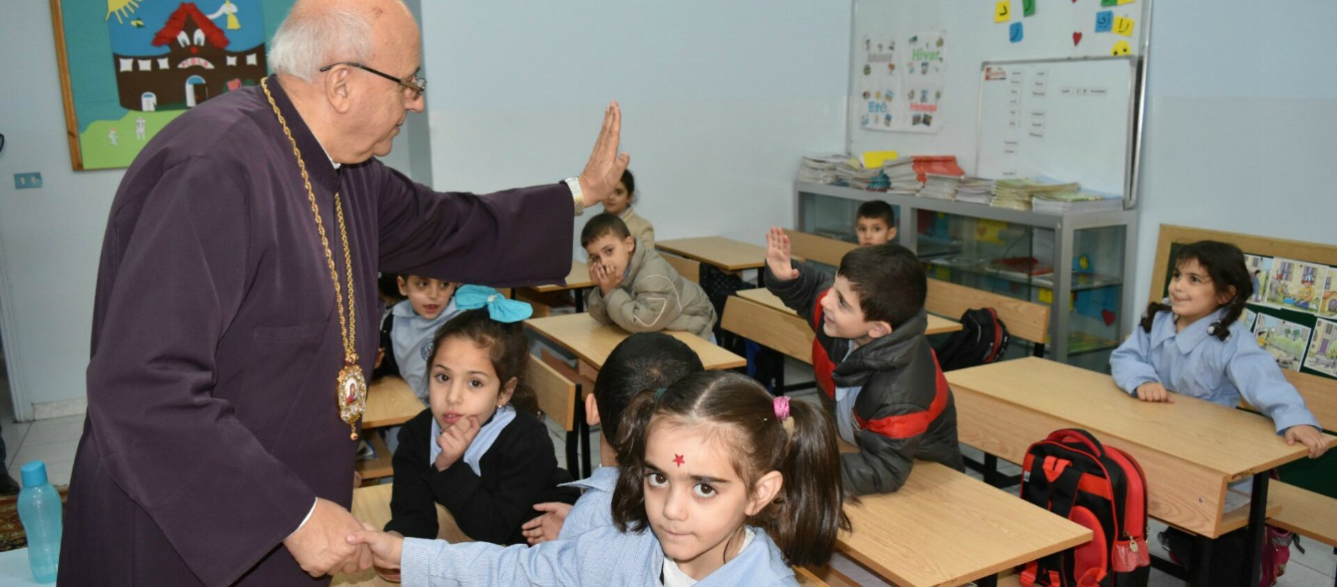 Mgr Issam Jean Darwish accueille les réfugiés syriens dans son école à Zahlé  | © Jacques Berset