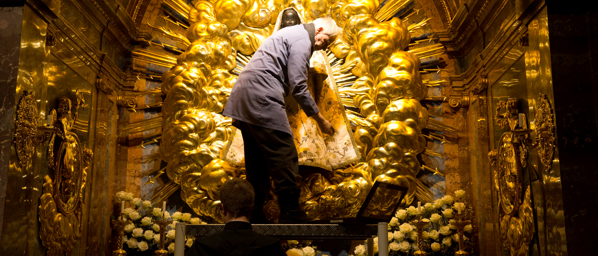 Le Frère Gerold Zenoni est chargé de changer les vêtements de la Vierge Noire d'Einsiedeln | © Jean-Marie Duvoisein/zVg