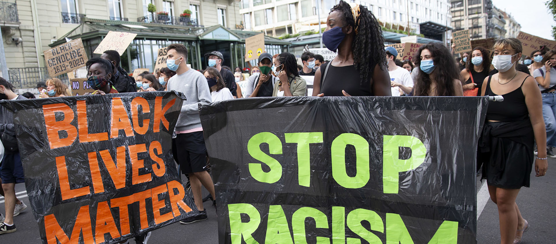 Des milliers de personnes ont manifesté contre le racisme et les violences policières à Genève en 2020 | © KEYSTONE/Salvatore Di Nolfi)