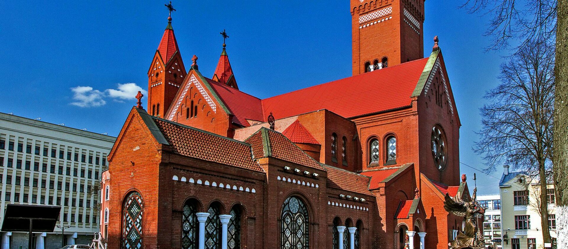 Minsk L'église catholique des Saint-Siméon-et-Sainte-Hélène, dite 'église rouge' | flickr