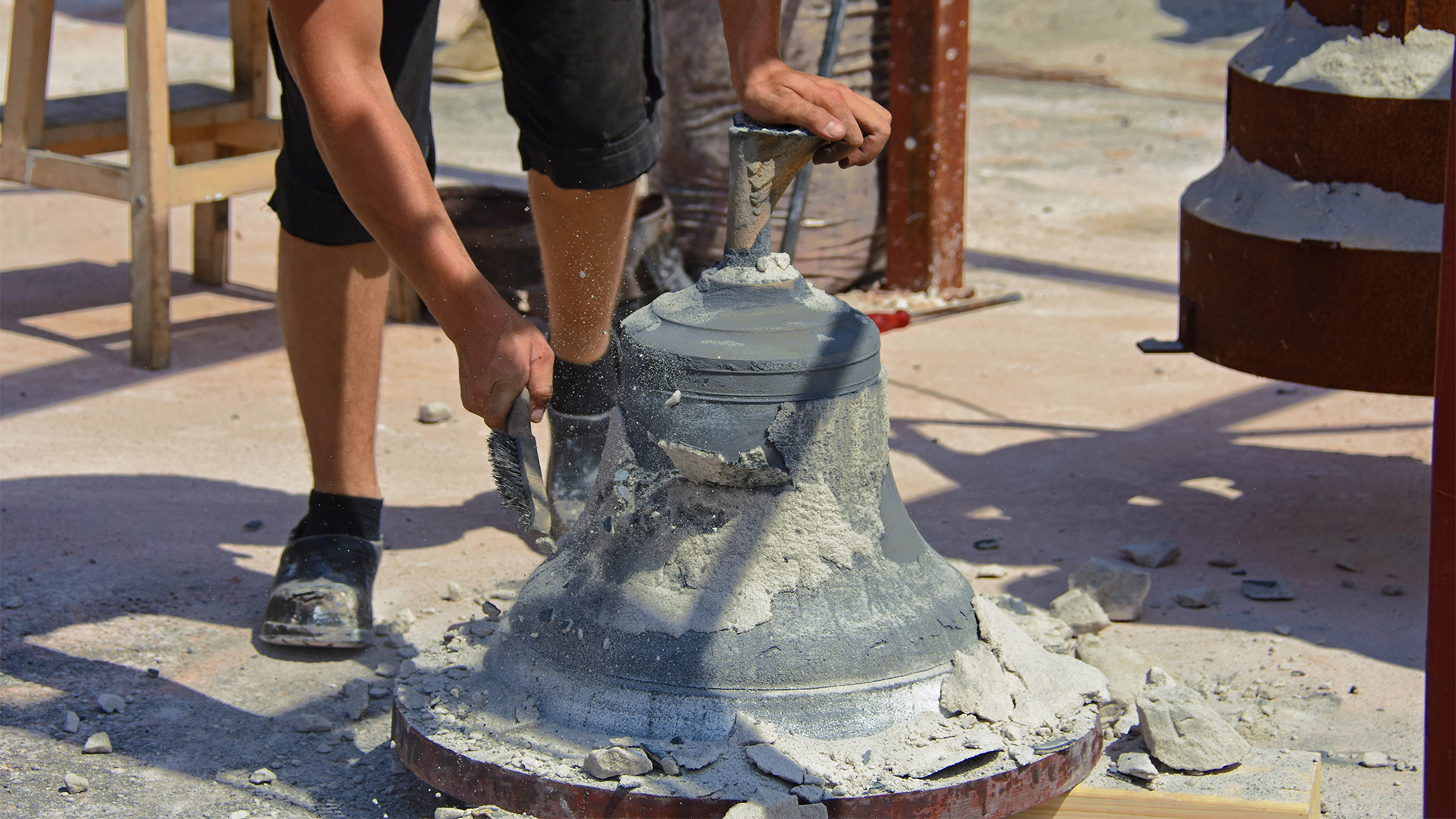La nouvelle cloche de Montheron est nettoyée des traces de moulage | © Grégory Roth