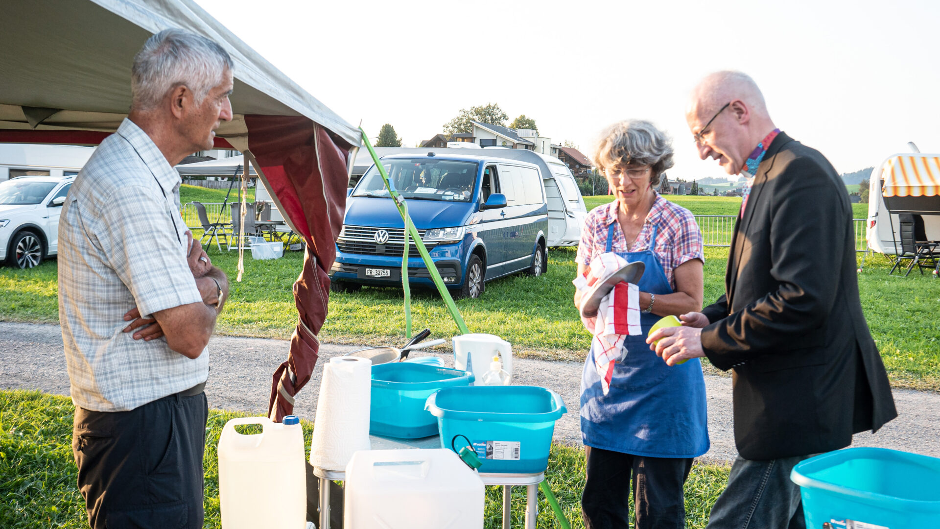 Chacun fait sa vaisselle, Aude Morisod, Mgr Jean-Marie Lovey et Franz Scharl | © Vera Rüttimann