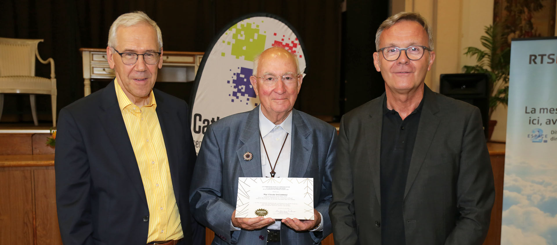Claude Ducarroz a reçu le Prix "Good News" 2020 des mains de Mariano Tschuor (à dr.), avec Bernard Litzler, directeur de Cath-info | © Bernard Hallet