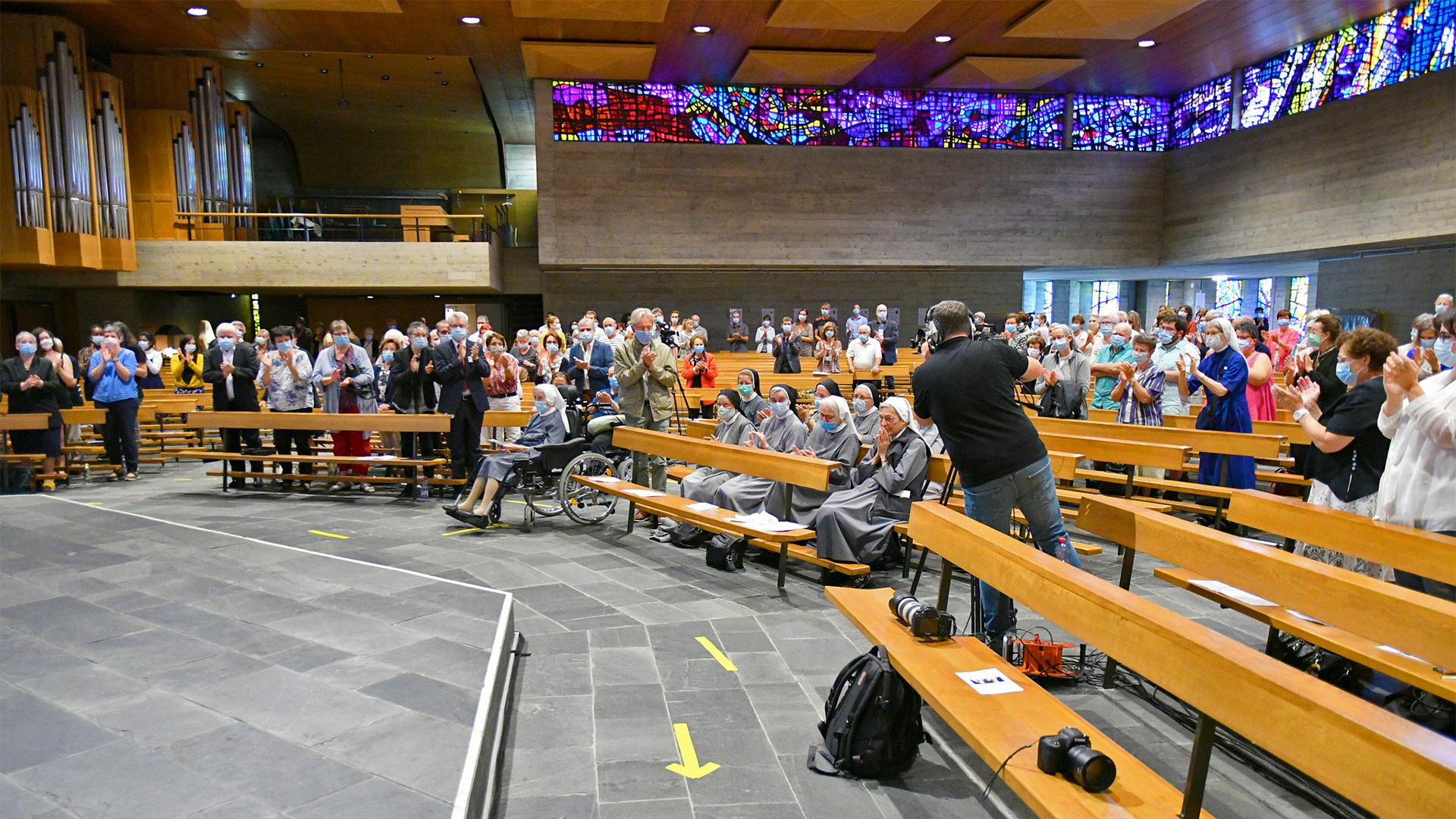 'Standing ovation' des paroissiens de Moutier pour remercier les sœurs d'Ingenbohl | © Philippe Girardin