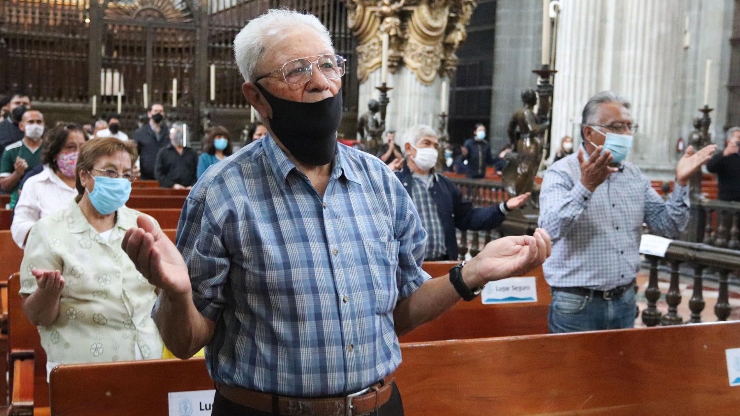 Des fidèles priant à la cathédrale de Mexico, le 26 juillet 2020.  | © Vatican Media 