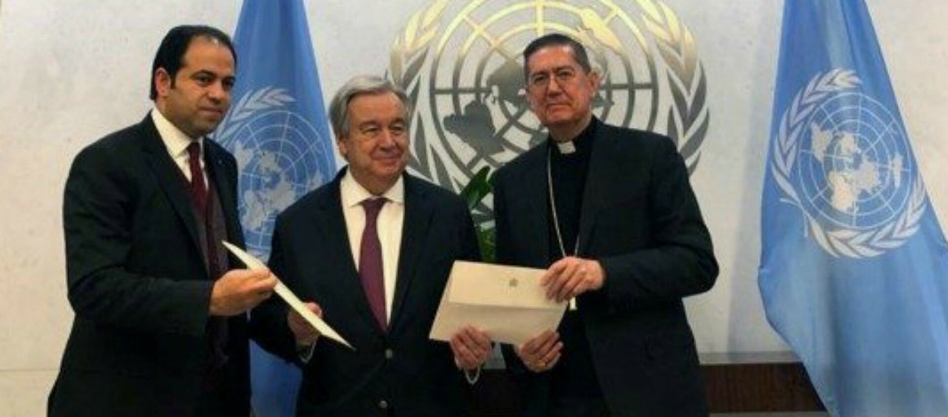 Le cardinal Ayuso avec le secrétaire général des Nations Unies et le juge Muhammad Abd al-Salam avec le Document sur la fraternité humaine |  © Vatican Media