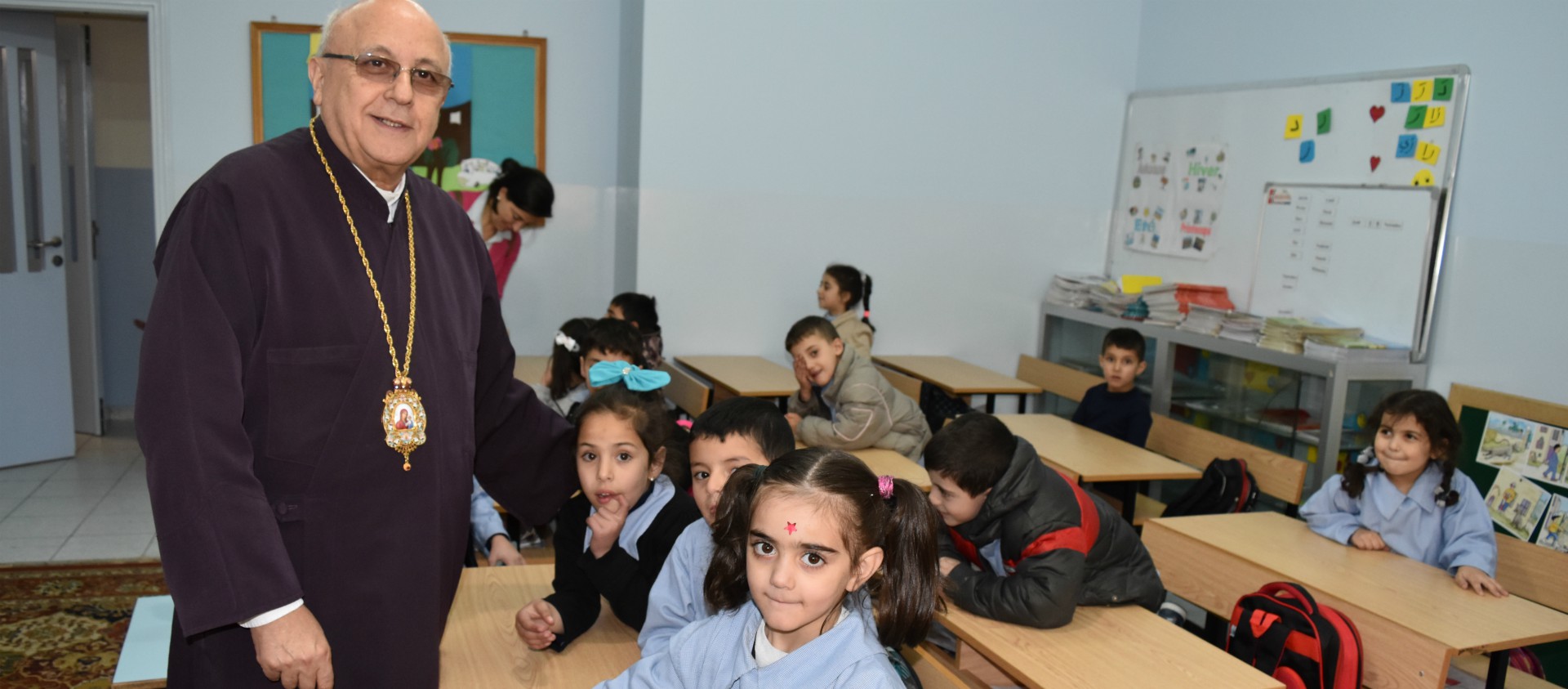 Mgr Issam Jean Darwish accueille les réfugiés syriens dans son école à Zahlé  | © Jacques Berset