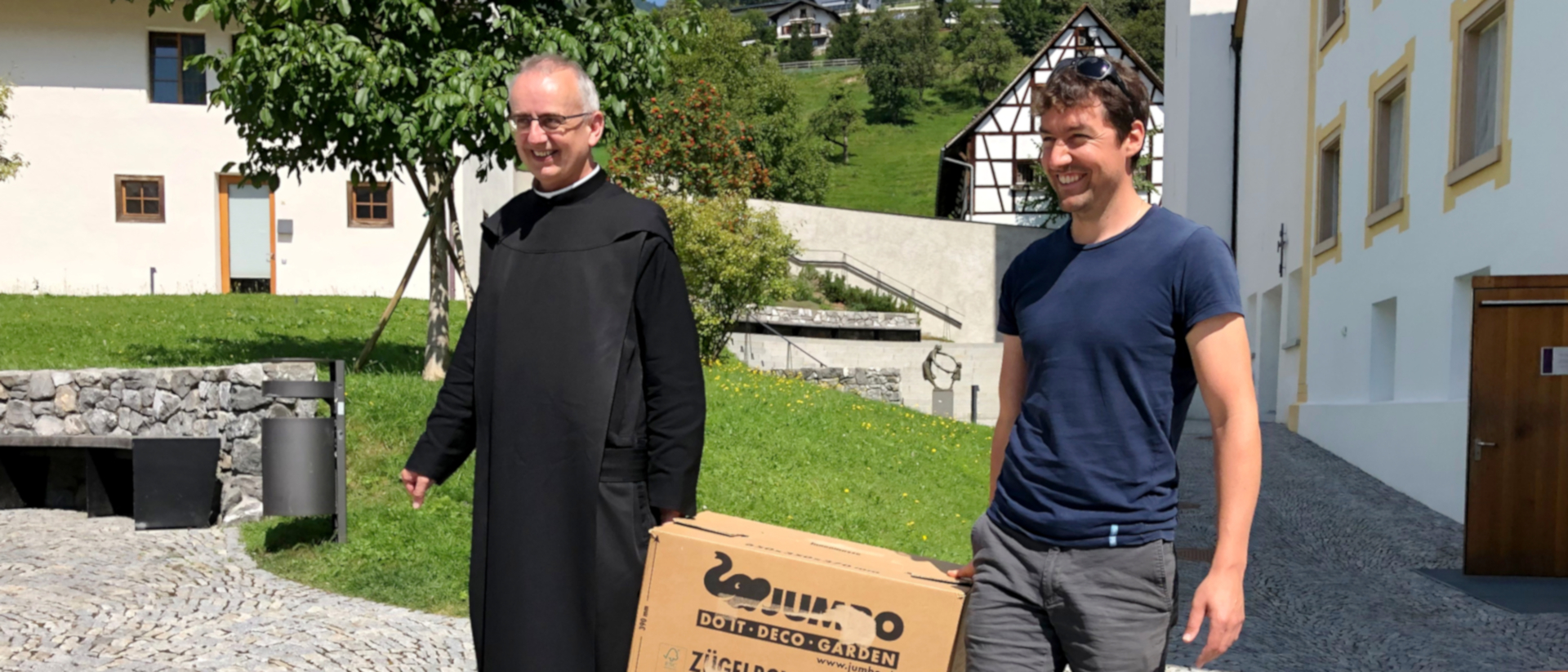 Martin Werlen (à gauche) à son arrivée au prieuré de Saint-Gerold (Autriche), le 12 août 2020 | © zVg