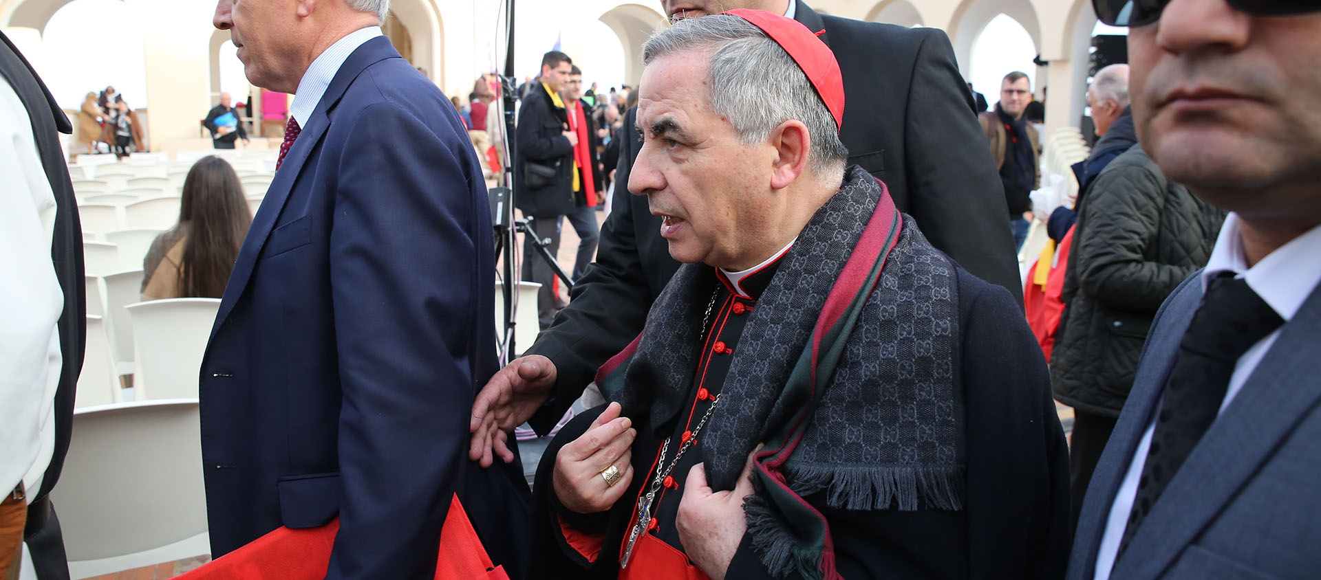 Le pape a accepté la démission du cardinal Angelo Becciu, ici à Oran en décembre 2018, a annoncé le Saint-Siège | © Bernard Hallet