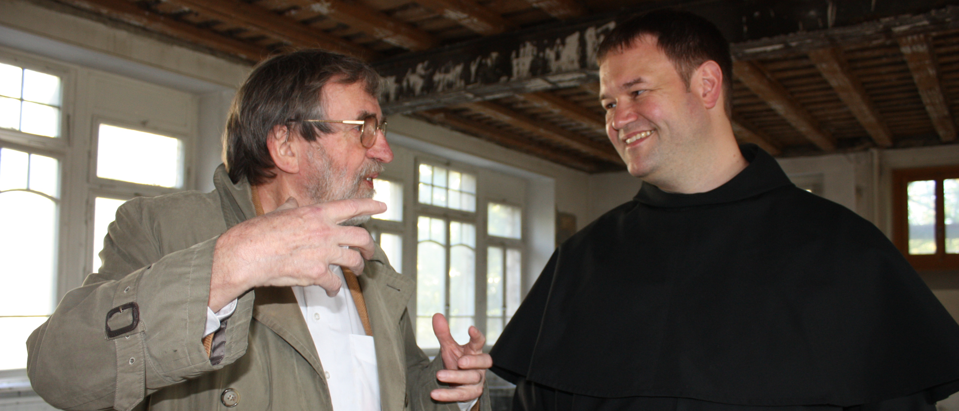 Fritz Oser s'était beaucoup impliqué pour la rénovation du couvent des cordeliers de Fribourg. Ici avec le Père Pascal Marquard |  © Josef Bossart