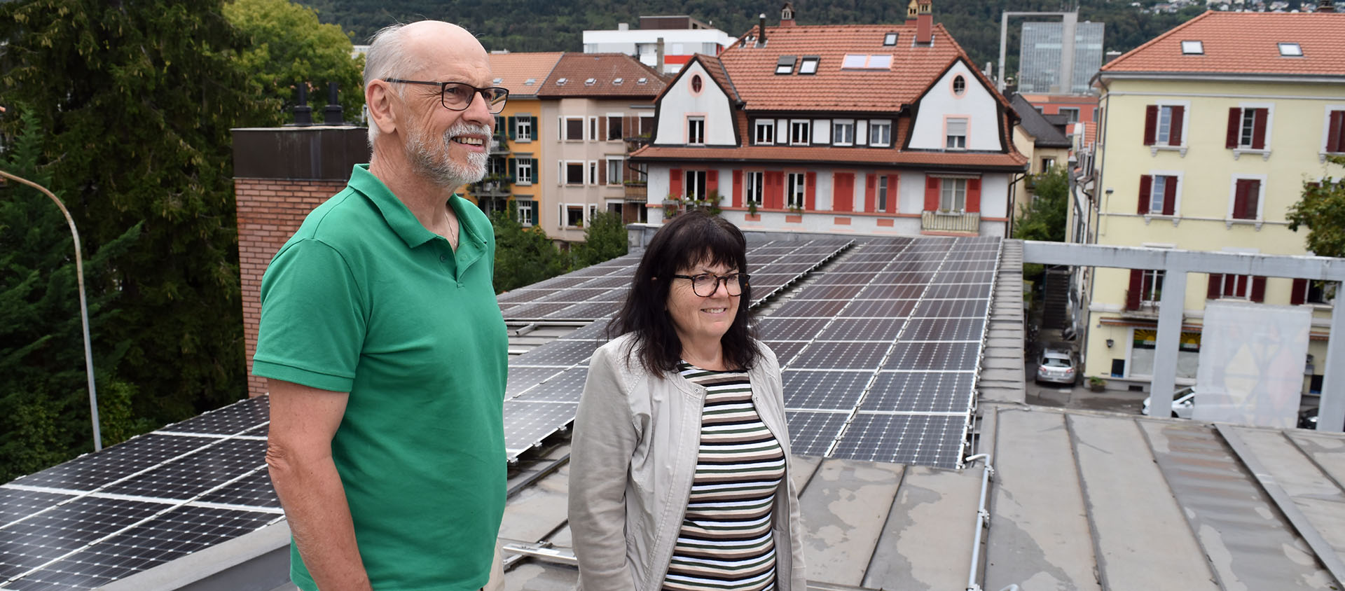 Thomas et Isabel Messmer-Meile, de la paroisse de Bruder Klaus, à Bienne, sur le toit de l'église | © Jacques Berset