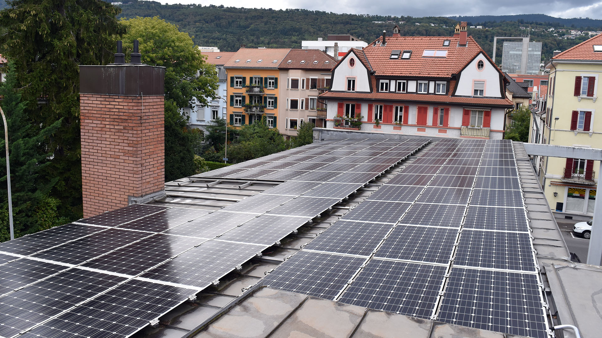 Le toit de l'église de Bruder Klaus à Bienne est équipé de panneaux solaires | © Jacques Berset