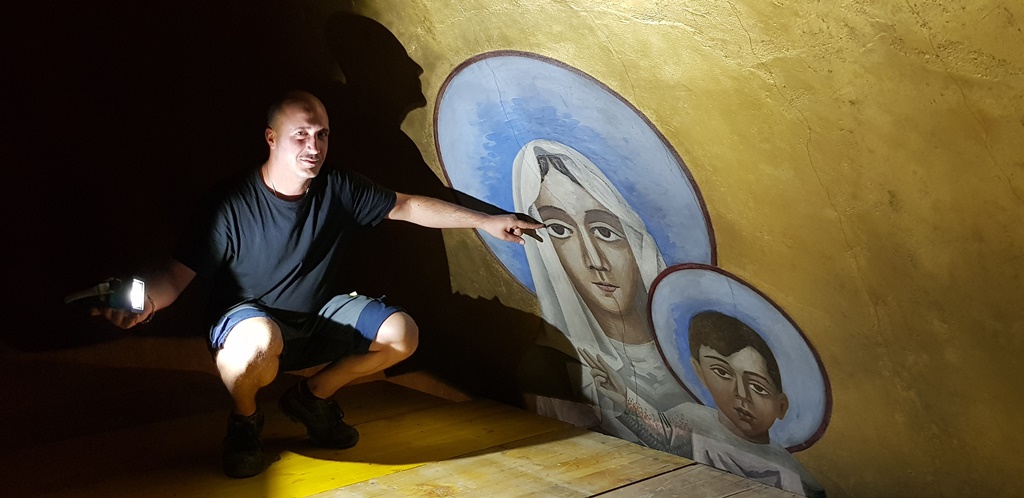 Nicola Gamaldi, conservateur-restaurateur, devant la fresque de l’abside de Notre-Dame de Lausanne peinte par Gino Severini | © Davide Pesenti