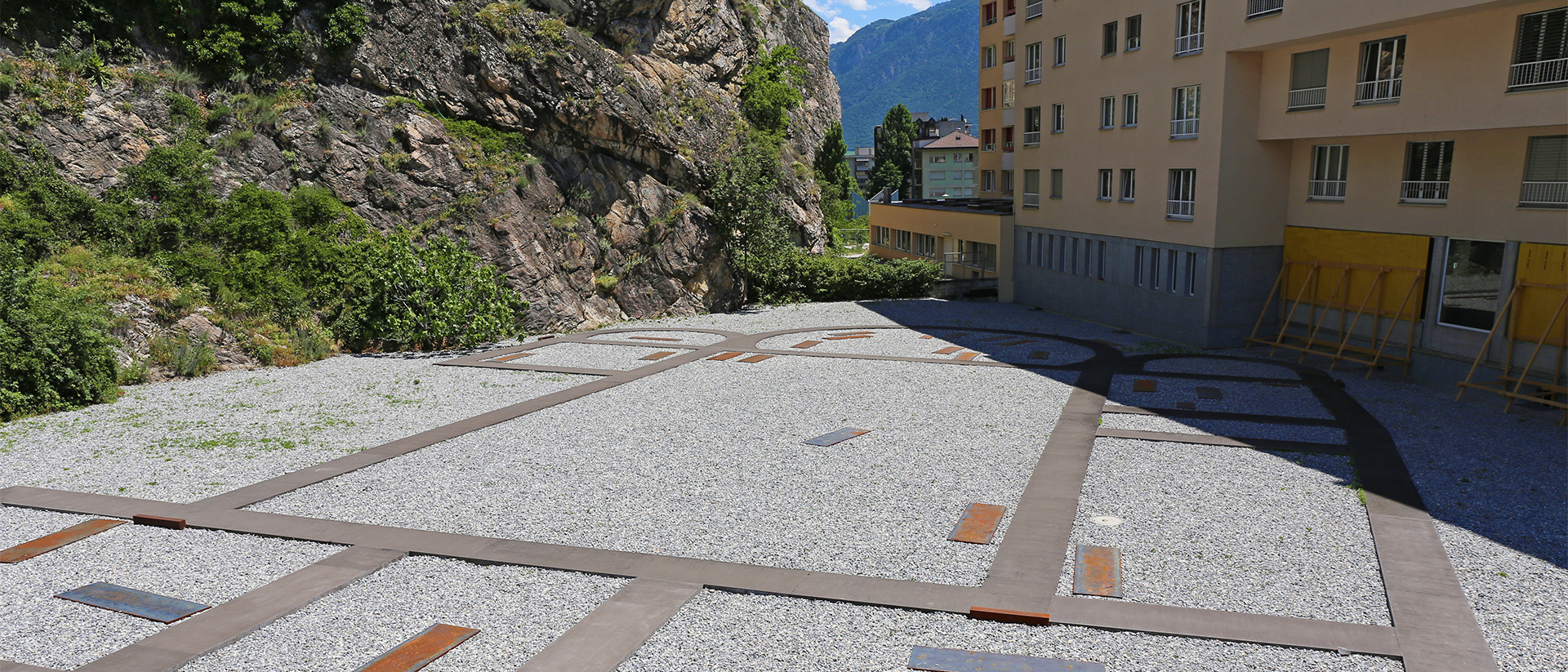Sous-le-Scex à Sion : le site (ici en 2016) fait ressortir le plan basilical de l'église funéraire datant du 5e siècle | © Wikimedia Commons  - Pymouss 