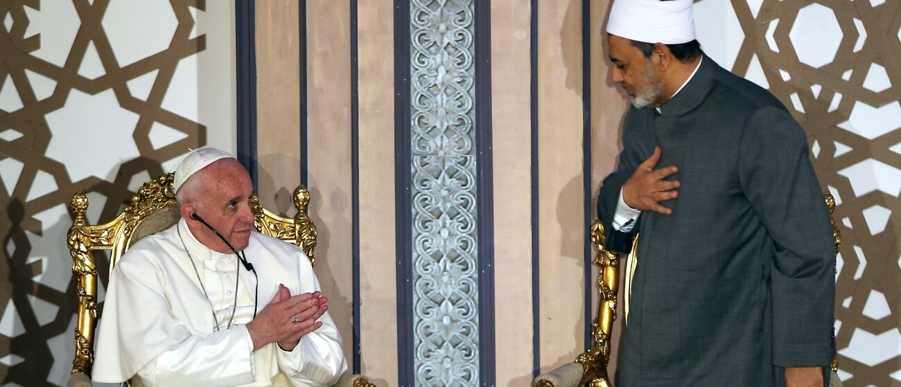 Le pape François entretient les liens de fraternité avec l'islam (ici rencontre avec Ahmad Al-Tayyeb, en avril 2017) | © EPA/KHALED ELFIQI/Keystone