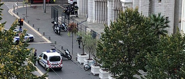 La police est intervenue massivement aux alentours de la basilique de Nice, suite à l'attaque au couteau | ©GERALD VINDIOLET/MAXPPP/Keystone
