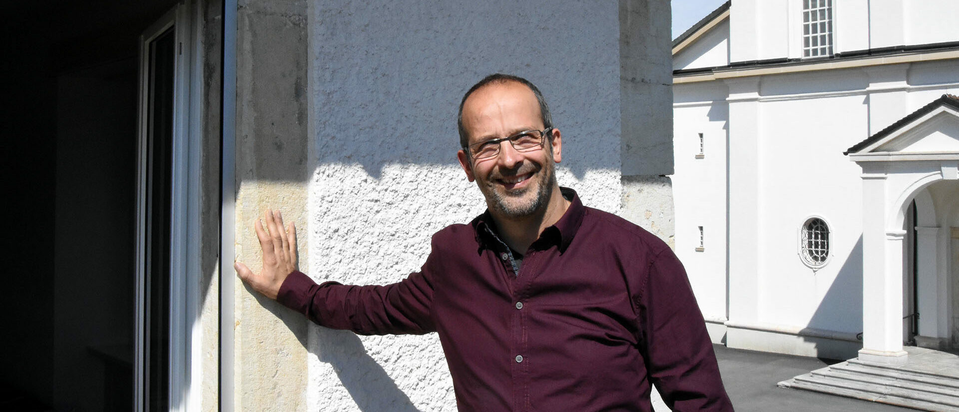 Le diacre Didier Berret devant son église de Saignelégier (JU) | © Grégory Roth