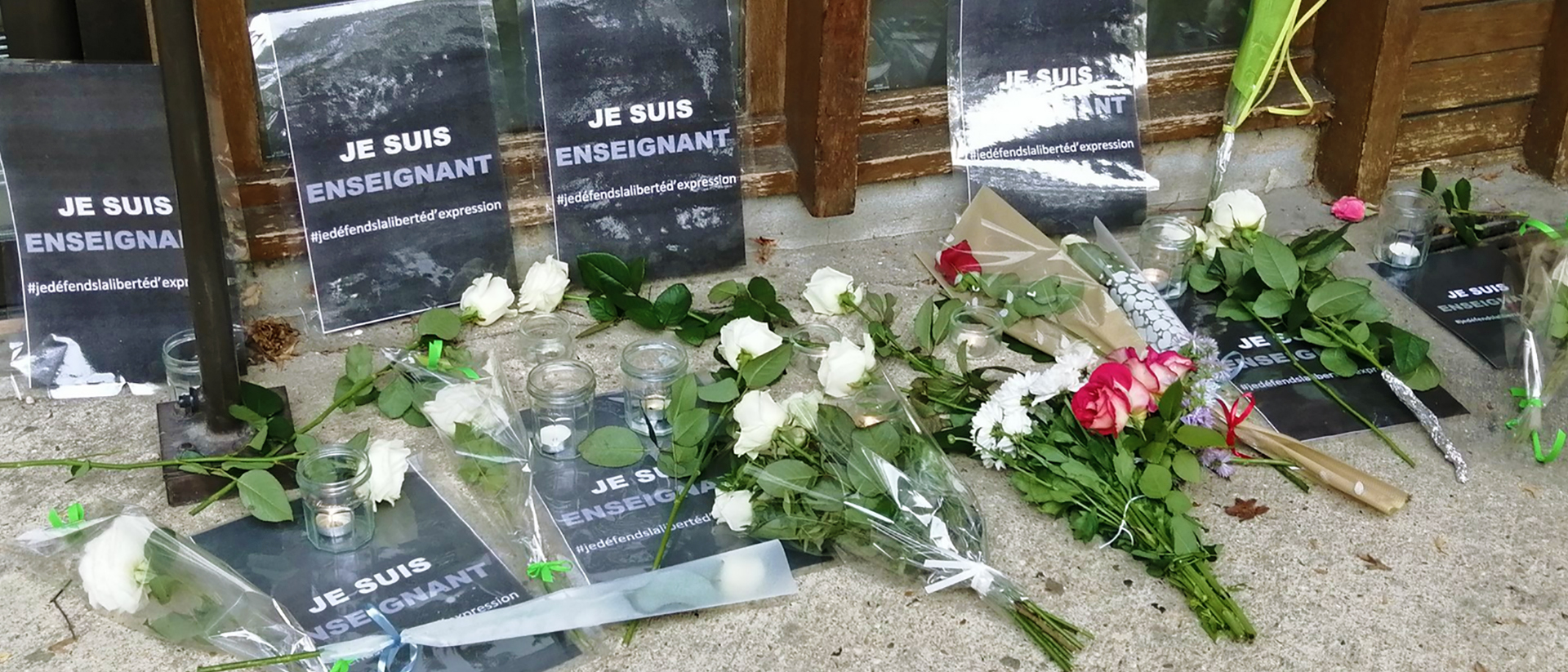 Les hommages déposés devant le collège de l'enseignant décapité | © Twitter