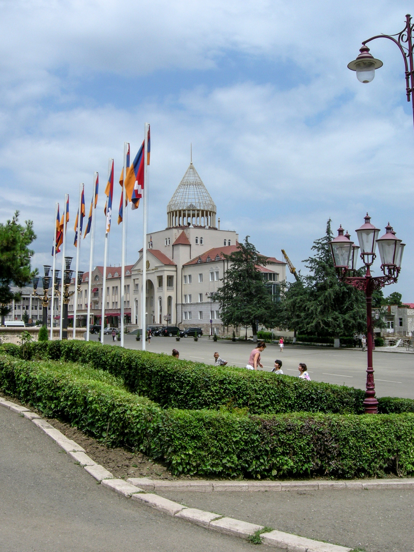 Le palais du gouvernement à Stepanakert, Nagorny-Karabakh |  © Maurice Page