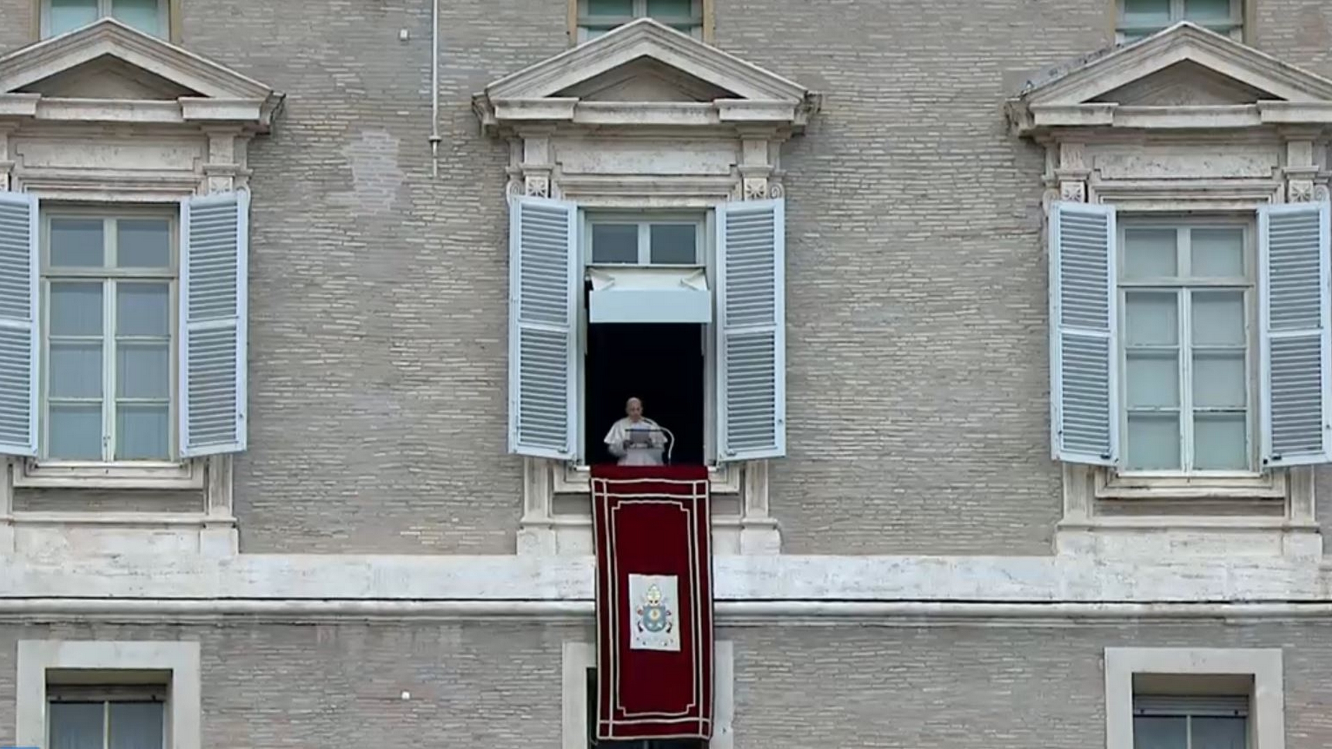 Le pape François,à la fenêtre du palais apostolique  lors de l'angelus | capture d'écran CTV