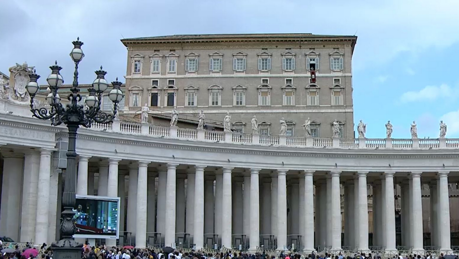 La foule suit le pape François lors de l'angelus de la fenêtre du Palais apostolique | capture d'écran CTV 