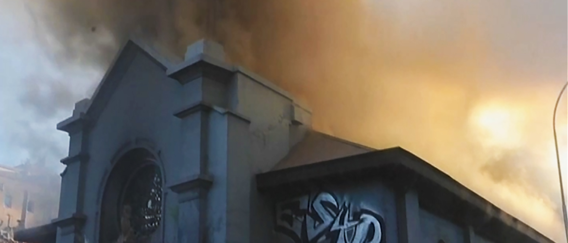 Une des deux église incendiées à Santigo le 18 octobre 2020 | capture sky-news