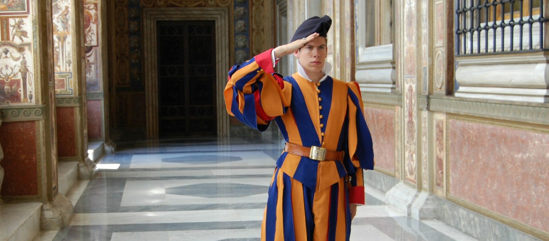 Un garde suisse dans les palais du Vatican | © Jacques Berset