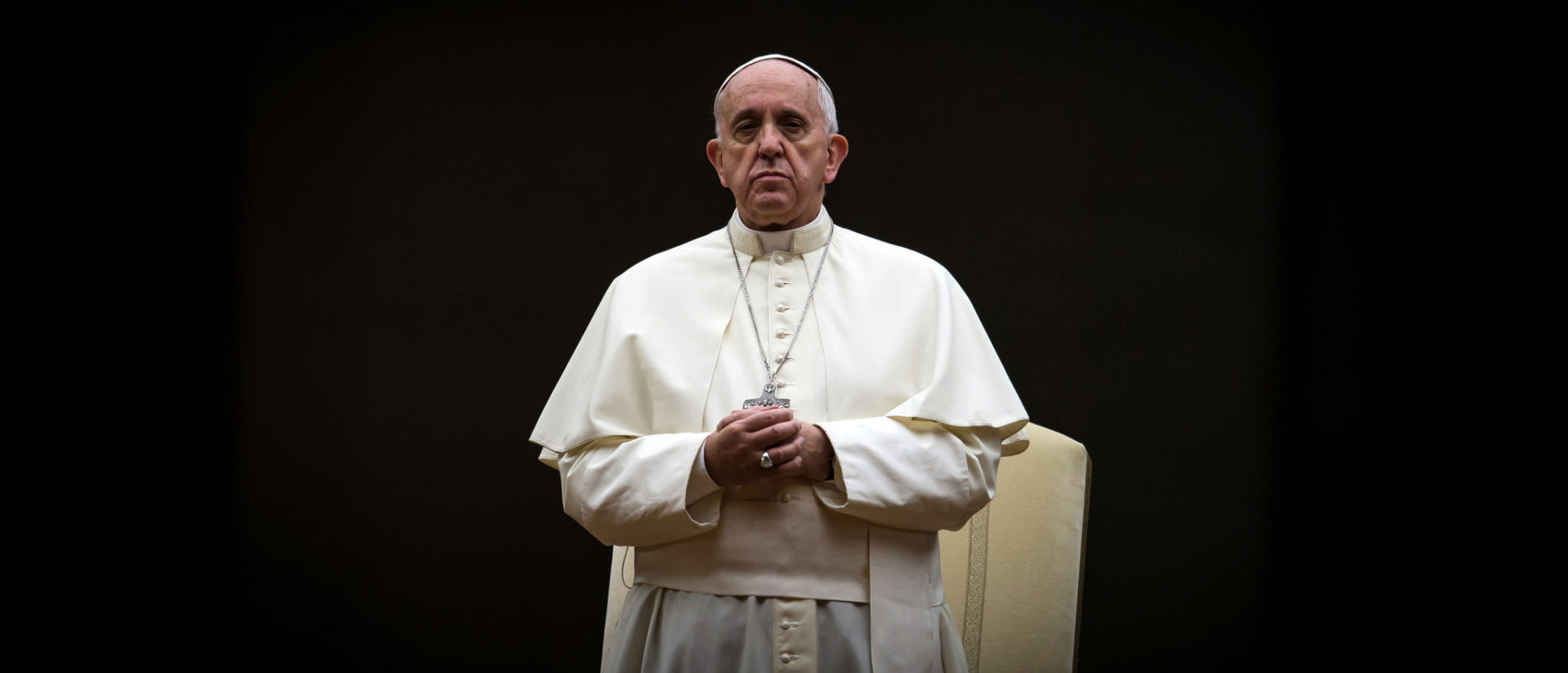 Le pape François prie pour les victimes | © flickr/catholicism