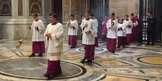 Les "chierichetti dei papi" ("enfants de chœur des papes") sont chargés chaque jour de servir la messe au Vatican | www.operadonfolci.com