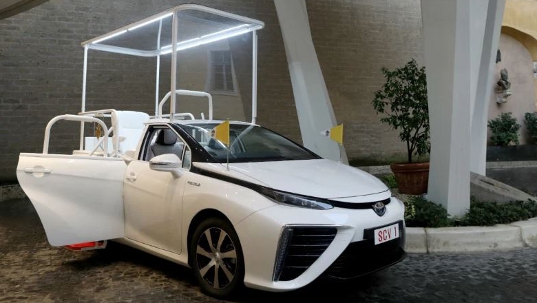 En attendant un modèle électrique, le pape a reçu, en 2020, une papamobile a hydrogène Toyota Mirai des évêques japonais| DR
