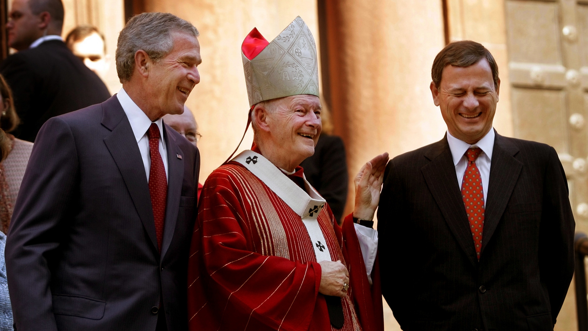 Le cardinal Mc Carrick entre le président George W. Bush, et  John Roberts, président de la Cour suprême des Etats-Unis, en octobre 2005, à Washington | © AP Pablo Martinez Monsivais