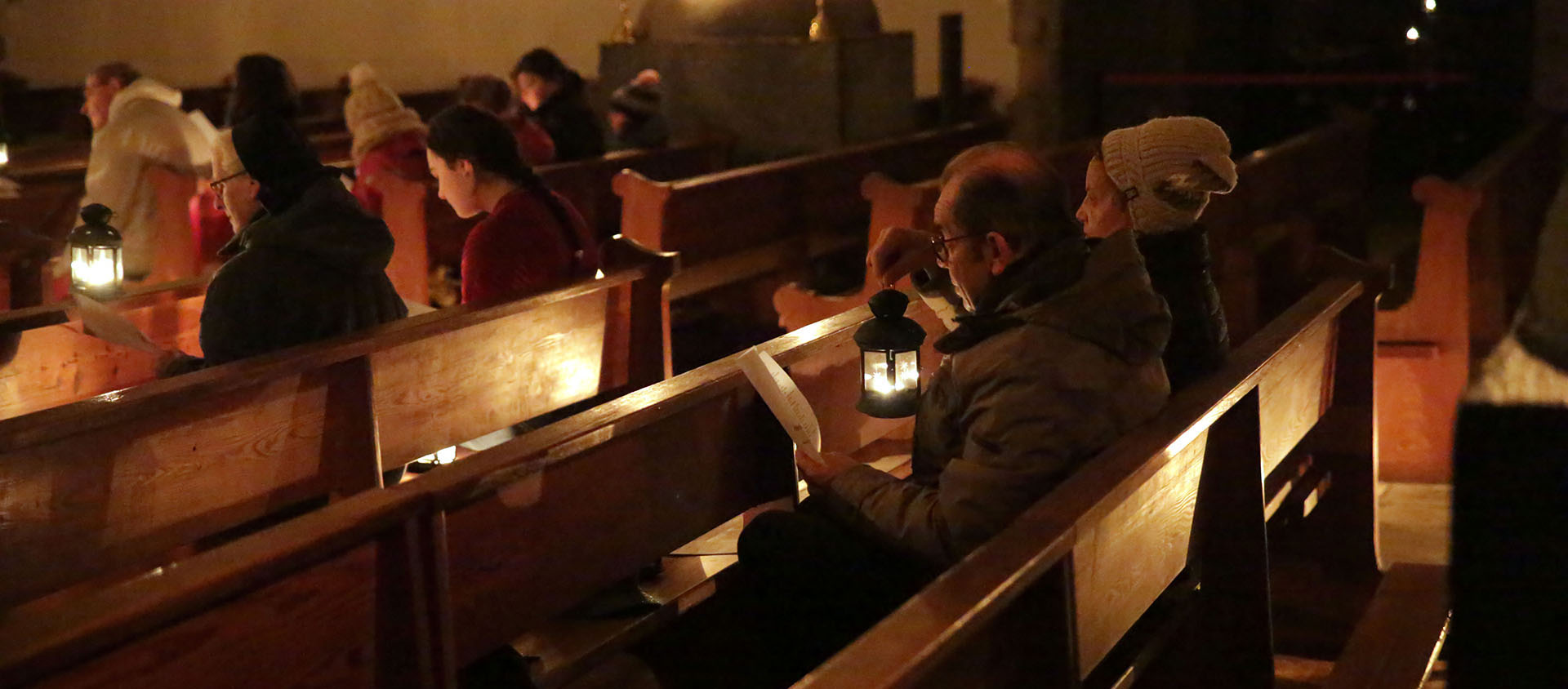 Le 13 décembre 2019. Messe rorate à la basilique de l'Abbaye de St-Maurice | © B. Hallet