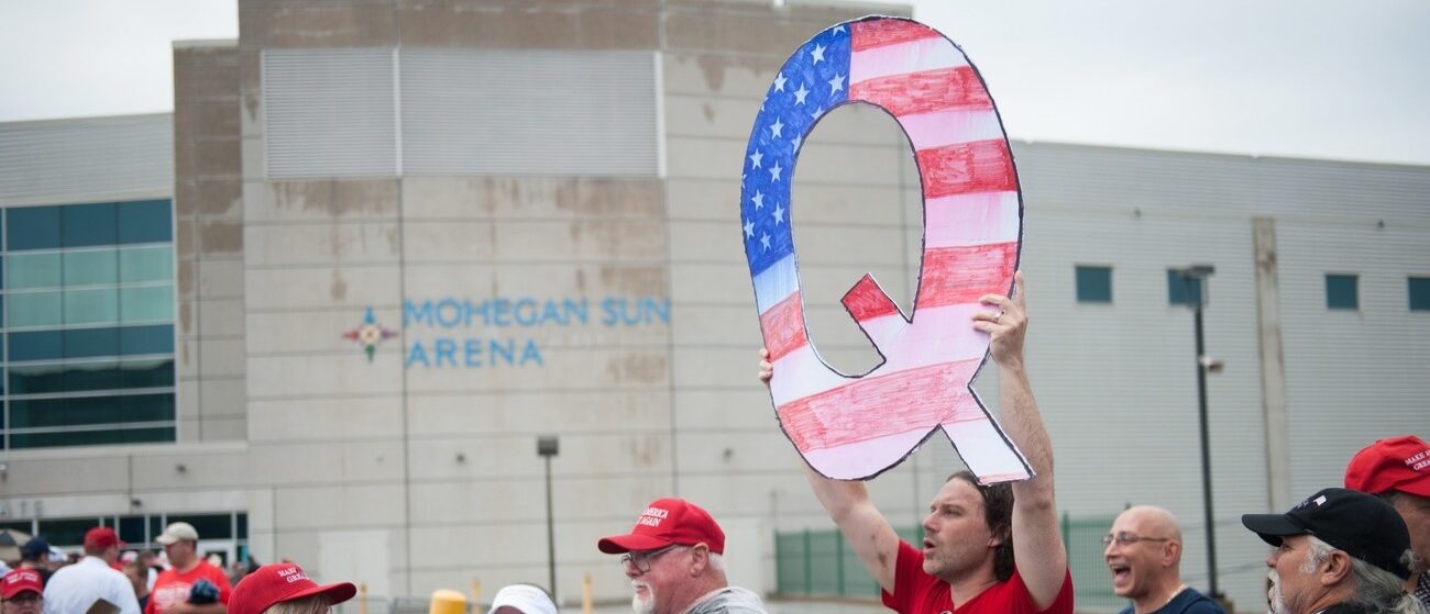 Le Q de QAnon est devenu un signe de ralliement pour les milieux complotistes | ici un meeting pro-Trump aux Etats-Unis © Keystone